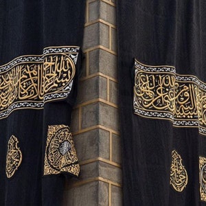 Puede incluir: Un primer plano de la Kaaba, un edificio en forma de cubo en La Meca, Arabia Saudita. La Kaaba est&aacute; cubierta con una tela negra con bordados dorados. La tela se llama Kiswa y se reemplaza cada a&ntilde;o.