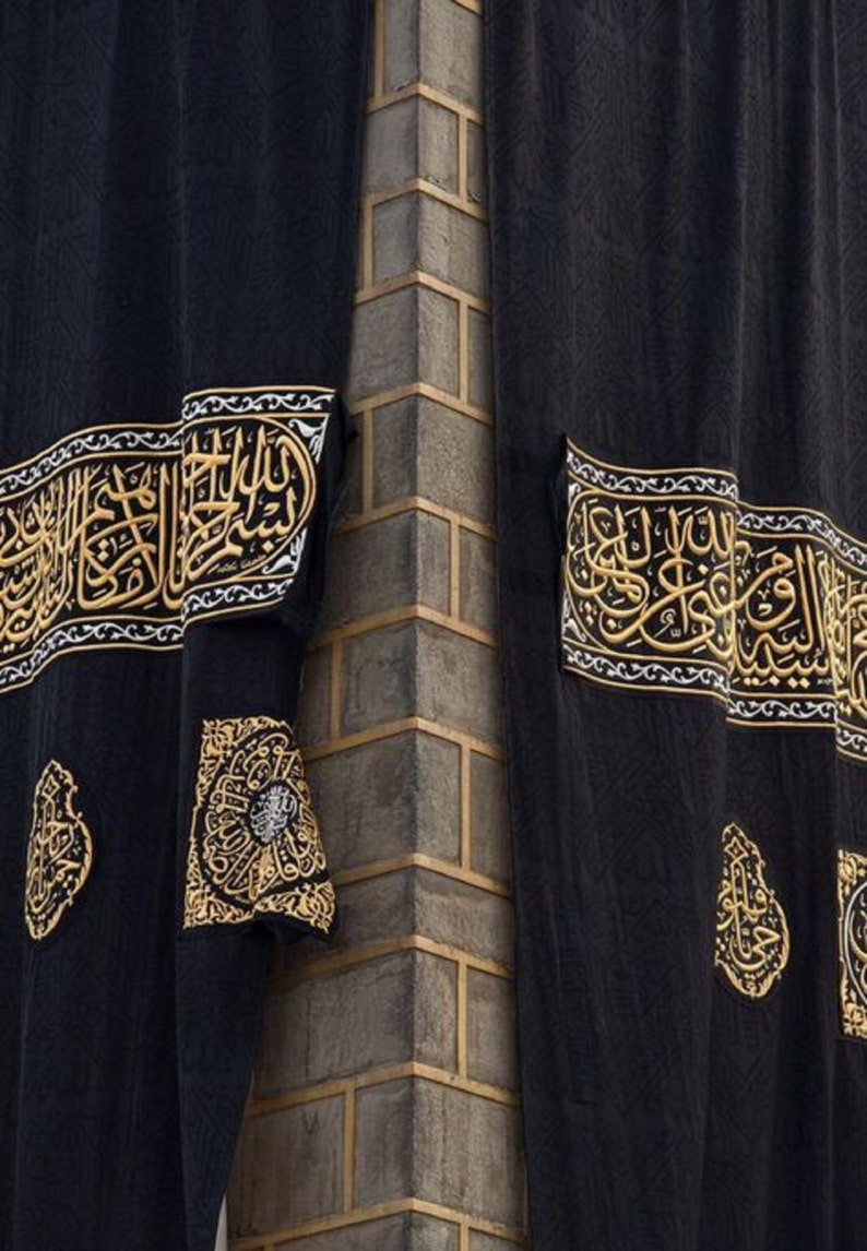 Puede incluir: Un primer plano de la Kaaba, un edificio en forma de cubo en La Meca, Arabia Saudita. La Kaaba est&aacute; cubierta con una tela negra con bordados dorados. La tela se llama Kiswa y se reemplaza cada a&ntilde;o.