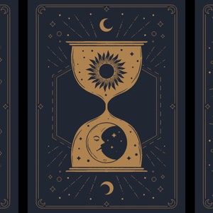 Puede incluir: Tres ilustraciones sobre un fondo azul oscuro con detalles dorados. La primera ilustración es un sol con una cara y rayos, la segunda es un reloj de arena con una luna creciente y estrellas, y la tercera es una bola de nieve con una luna creciente y estrellas en su interior.