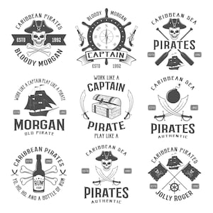 Puede incluir: Nueve diseños de logotipos de piratas vintage en blanco y negro. Los logotipos presentan una calavera y huesos cruzados, un barco, un cofre del tesoro, una brújula, espadas, una bomba y una botella de ron. Los logotipos están rodeados de texto que dice "Caribbean Pirates", "Bloody Morgan", "Captain", "Pirate", "Jolly Roger" y "Authentic".