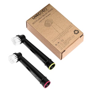 Könnte beinhalten: Zwei schwarze elektrische Zahnbürstenköpfe mit weißen Borsten und farbigen Ringen. Die Köpfe sind in einem braunen Karton verpackt, auf dem der Text "LIVECOCO FOR THE CONSCIOUS CONSUMER RECYCLABLE BRUSH HEADS with SOFT Bristles" steht.