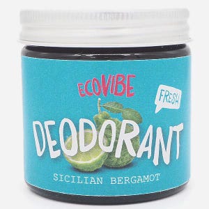 Könnte beinhalten: Ein Deodorant-Glas mit weißem Deckel. Das Etikett ist türkis mit den weißen Wörtern "ECOVIBE" und "DEODORANT". Das Etikett zeigt auch eine Limette und die Wörter "FRESH" und "SICILIAN BERGAMOT".