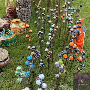 Brighten up your plants with a cluster of vibrant marbles on steel stems. Not just decor, a little burst of joy for pots, beds and borders.