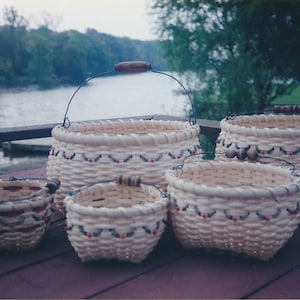 Drop Handle Holly Basket