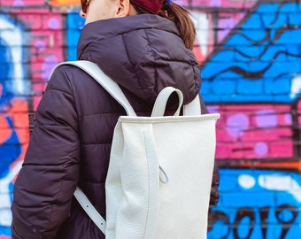 Mochila pequeña de cuero hecha a mano para portátil