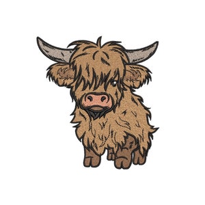 Puede incluir: Una vaca Highland marrón y blanca con pelo largo y peludo y grandes cuernos. La vaca está de pie sobre un fondo blanco.