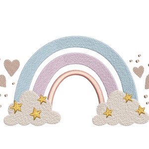 Może przedstawiać: Tęcza z różowymi, niebieskimi i brzoskwiniowymi paskami, z chmurami i gwiazdami. Są też małe serduszka rozrzucone wokół tęczy.
