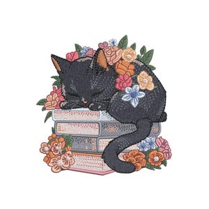 本の上で眠る黒猫の刺繍デザイン、3サイズ、即時ダウンロード