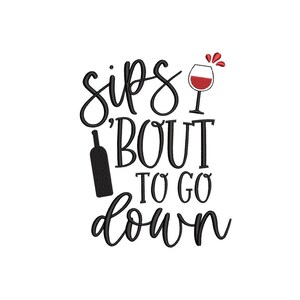 Peut inclure: Fond blanc avec texte noir et graphiques liés au vin. Le texte se lit "sips 'bout to go down" avec une bouteille de vin et un verre de vin rouge. Le verre à vin contient du vin rouge et une éclaboussure de rouge.