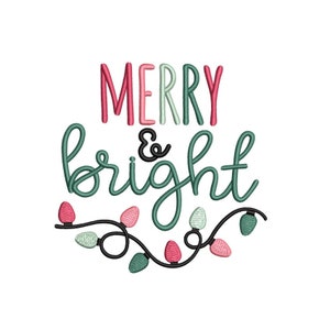 Könnte beinhalten: Grüne und rosafarbene Stickerei mit dem Text "Merry & bright" und einer Lichterkette.