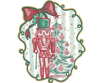 Può includere: Design natalizio ricamato con un soldato schiaccianoci rosso e bianco con un cappello a cilindro verde, in piedi accanto a un albero di Natale decorato. Il design include un fiocco rosso ed è incorniciato con un bordo dorato su sfondo a righe.