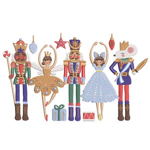 Peut inclure: Motifs brodés sur le thème de Noël, représentant un casse-noisette, une danseuse et un roi des souris. Les personnages sont dans des couleurs festives : rouge, bleu, or et vert. Étoile, ornements et coffret cadeau.