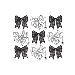 Pode incluir: Uma coleção de laços de renda preta e teias de aranha sobre um fundo branco. Os laços apresentam detalhes intrincados, e cada teia de aranha tem uma pequena aranha pendurada. Adequado para artesanato temático de Halloween ou gótico.