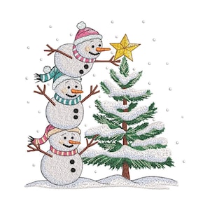 Peut inclure: Illustration fantaisiste de trois bonhommes de neige empilés, chacun coiffé d'un bonnet et d'une écharpe. L'un d'eux place une étoile dorée sur un sapin de Noël enneigé. Des flocons de neige tombent en arrière-plan.
