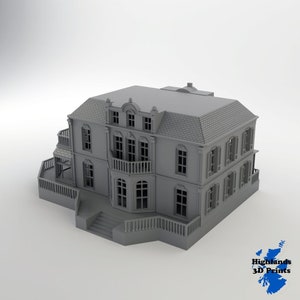 Op de afbeelding: Een grijs 3D-geprint model van een groot, meerverdiepingshuis met een balkon, een veranda en een trap die naar de voordeur leidt.