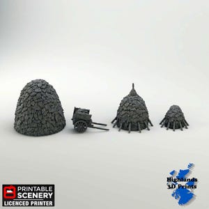 Può includere: Una collezione di elementi di scenario in miniatura grigi stampati in 3D, tra cui due covoni di fieno, un covone di fieno più piccolo e un carretto. I covoni di fieno hanno un aspetto strutturato e stratificato. Il carretto ha un piccolo cassone e due ruote. L'immagine include anche del testo.
