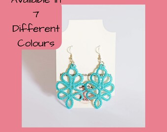 Puede incluir: Pendientes de flores de ganchillo azul turquesa con ganchos plateados. Los pendientes están hechos a mano y están disponibles en 7 colores diferentes.