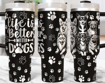 Könnte beinhalten: Schwarze Reise-Thermoskanne aus Edelstahl mit Henkel und einem schwarz-weißen Pfotenabdruck-Design. Die Thermoskanne trägt den Text "life is better with dogs" auf der Vorderseite.