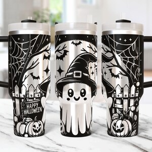 Può includere: Un bicchiere in acciaio inossidabile bianco e nero a tema Halloween. Il bicchiere presenta un fantasma con un cappello da strega, una ragnatela, pipistrelli e il testo "Happy Halloween".