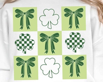 Puede incluir: Sudadera blanca con un patrón de cuadros verde y blanco con tréboles y lazos.
