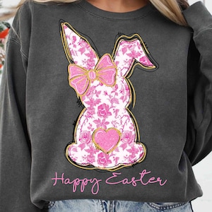 Op de afbeelding: Een antracietkleurig sweatshirt met een roze bloemenkonijnontwerp en de tekst "Happy Easter" in roze.
