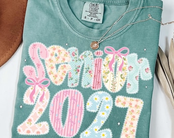 Graduación de último año de secundaria (2027) con encaje coqueto (Png), diseño de sublimación de la clase preppy de 2027, graduado de 2027 (Png), diseño de camiseta de último año de secundaria (Png)