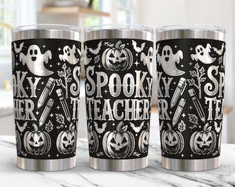 Op de afbeelding: Drie roestvrijstalen bekers met een zwart-wit ontwerp. De bekers hebben een griezelig leraar-thema met geesten, pompoenen, vleermuizen, potloden en de tekst "Spooky Teacher".