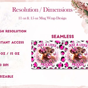 Peut inclure: Un motif de mug sans couture avec un fond l&eacute;opard rose et noir et une vache Highland de dessin anim&eacute; portant un n&oelig;ud rose et soufflant une bulle. Le texte "Just a Little Moody" est &eacute;crit sur le motif.