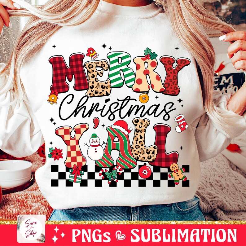 Pu&ograve; includere: Felpa bianca con un design natalizio. Il testo "Merry Christmas Y'all" &egrave; in lettere colorate e con motivi. Il design include un pupazzo di neve, bastoncini di zucchero e un omino di pan di zenzero.