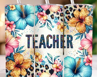 Op de afbeelding: Een bloemenbeker met een rietje, met het woord "TEACHER" in een kleurrijk lettertype. Het ontwerp omvat blauwe, roze en gouden hibiscusbloemen, luipaardprint accenten en een witte achtergrond. De beker is ontworpen voor koude dranken.