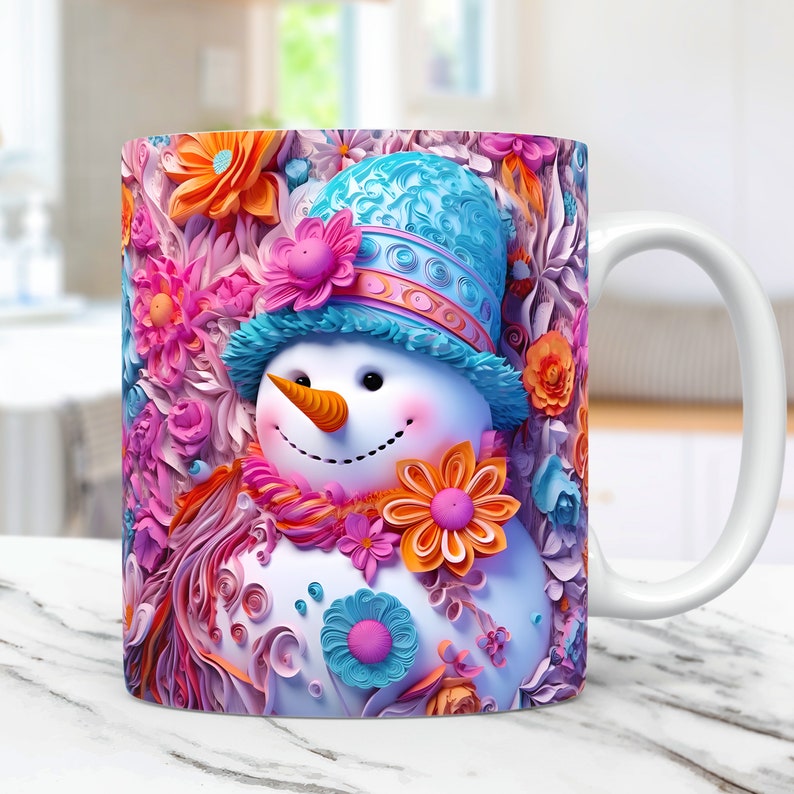 K&ouml;nnte beinhalten: Wei&szlig;e Keramiktasse mit einem skurrilen Schneemann-Design. Der Schneemann tr&auml;gt einen blauen Hut und ist von bunten Blumen in Rosa, Orange und Lila umgeben. Die Tasse hat einen wei&szlig;en Henkel.
