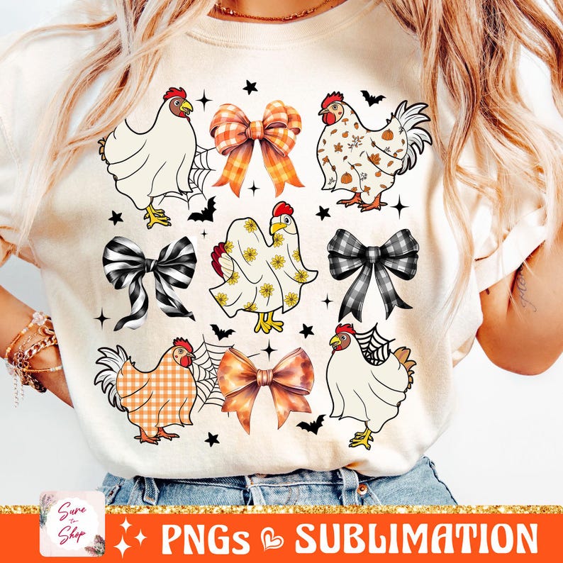 Op de afbeelding: Een wit T-shirt met een ontwerp van meerdere kippen en strikken in verschillende kleuren en patronen. Het ontwerp bevat een spookkip, een geruite kip, een kip met herfstbladeren en een kip met een zwart-witte strik. De tekst "PNGS SUBLIMATION" staat onderaan het shirt.