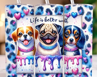Può includere: Tre bicchieri in acciaio inossidabile con coperchi e cannucce. I bicchieri sono decorati con uno sfondo a stampa leopardata blu e rosa. I bicchieri presentano una grafica di tre cani con il testo "Life is better with" in una cornice bianca. I cani sono un carlino, un cane marrone e bianco e un cane nero e bianco. I cani indossano collari scintillanti e ci sono cuori rosa e blu intorno ai cani.