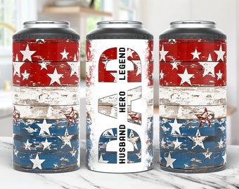 Può includere: Tre bicchieri in acciaio inossidabile a tema patriottico. Il bicchiere a sinistra e a destra hanno un design in legno invecchiato e stelle rosso, bianco e blu. Il bicchiere al centro è bianco con le parole "DAD", "HUSBAND", "HERO" e "LEGEND" in nero.