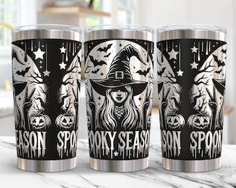 Op de afbeelding: Drie roestvrijstalen bekers met een zwart-wit ontwerp met een heks met een punthoed, vleermuizen, sterren en pompoenen. De tekst "Spooky Season" staat op de bekers gedrukt.