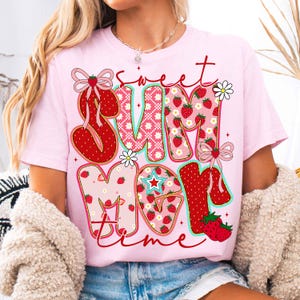 Pu&ograve; includere: Maglietta rosa con un design grafico delle parole "Sweet Summer Time" in stile patchwork con fragole e fiori.