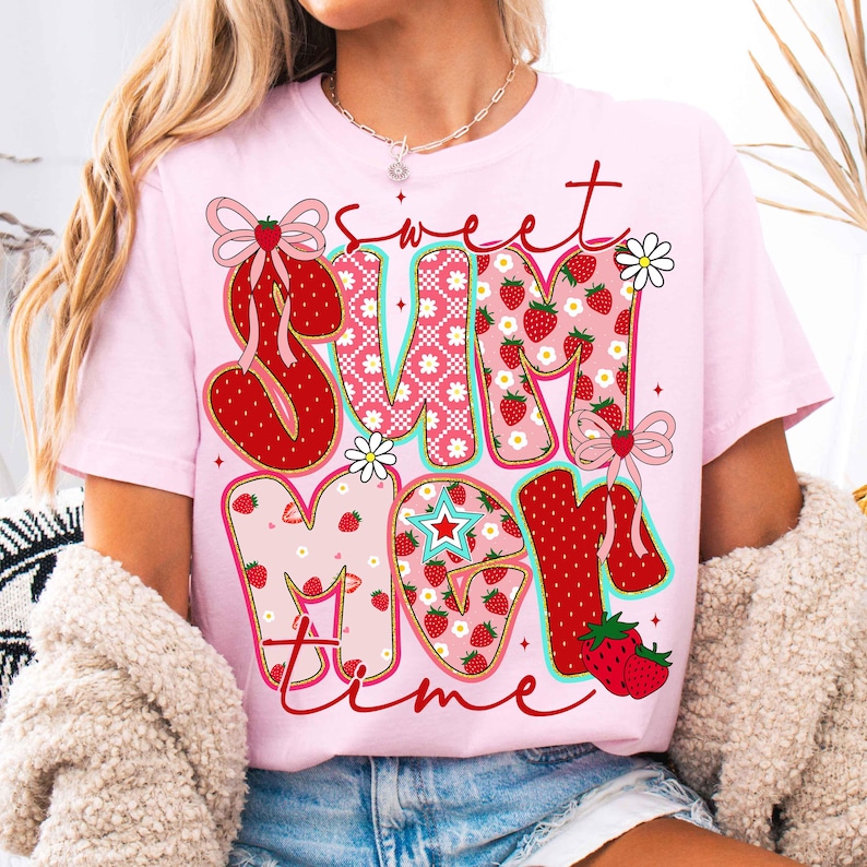 Pu&ograve; includere: Maglietta rosa con un design grafico delle parole "Sweet Summer Time" in stile patchwork con fragole e fiori.