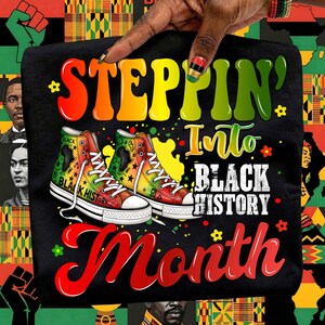Puede incluir: Camiseta negra con las palabras "STEPPIN' Into BLACK HISTORY Month" en letras coloridas. La camiseta presenta un par de zapatillas altas con un tema de Historia Negra, que incorpora los colores de la bandera panafricana.