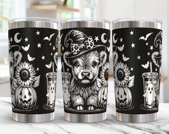 Op de afbeelding: Een zwart-witte roestvrijstalen beker met een Halloween-thema. Het ontwerp bevat een Highland-koe die een heksenhoed draagt, pompoenen, zonnebloemen, vleermuizen en sterren.
