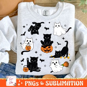 以下が含まれることがあります： 黒猫と幽霊が描かれたハロウィンをテーマにしたグレーのスウェットシャツ。猫は魔女、カボチャ、幽霊など、さまざまなコスチュームを着ています。幽霊は魔女の帽子とカボチャの帽子をかぶっています。スウェットシャツは白地に黒と白のデザインです。