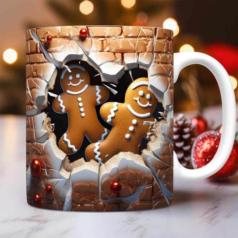 Peut inclure: Une tasse en c&eacute;ramique blanche avec un motif de mur de briques brun. Deux hommes en pain d'&eacute;pices percent le mur. La tasse a une anse blanche.