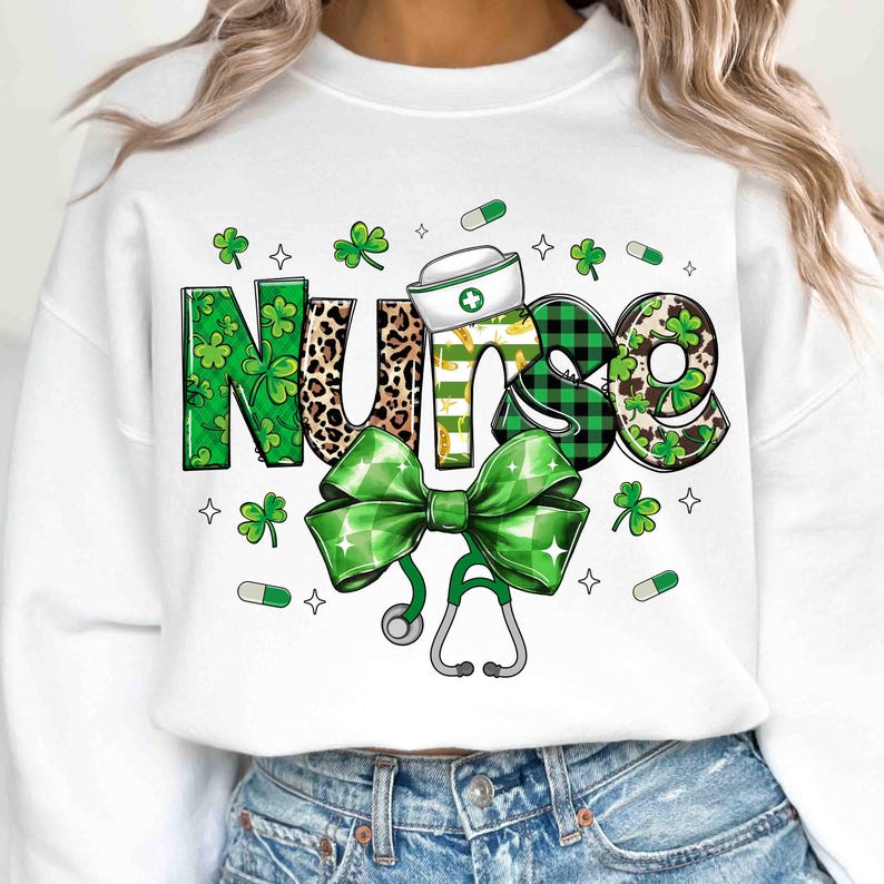 Pu&ograve; includere: Felpa bianca con un design per la festa di San Patrizio. La parola "NURSE" &egrave; visualizzata in verde, con stampa leopardata e a quadri. Un fiocco verde, uno stetoscopio, trifogli e pillole completano il design.