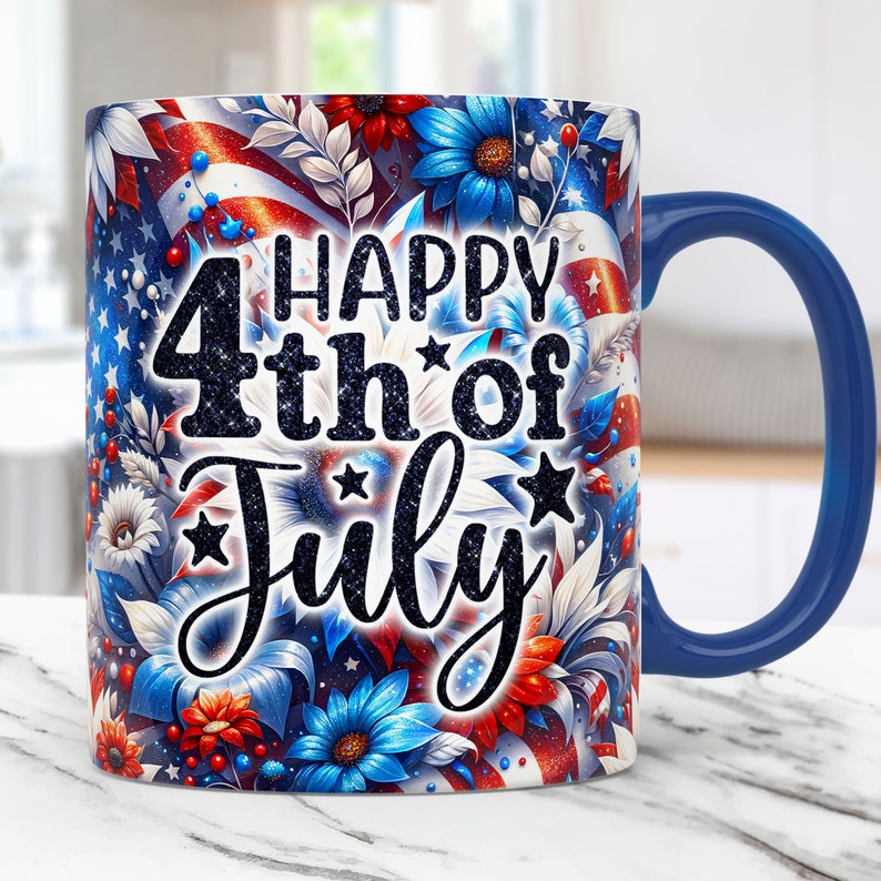 K&ouml;nnte beinhalten: Eine blaue und wei&szlig;e Kaffeetasse mit einem rot-wei&szlig;-blauen Blumendesign und dem Text "Happy 4th of July" in schwarzen Glitzerbuchstaben.