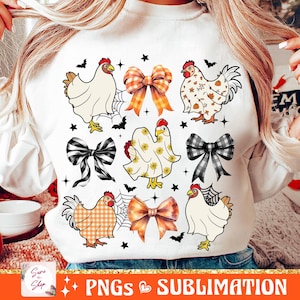 Op de afbeelding: Wit sweatshirt met een sublimatieontwerp met meerdere kippen, strikken en spinnenwebben. De kippen staan in verschillende poses, waaronder staand, zittend en vliegend. De strikken zijn in verschillende kleuren, waaronder rood, oranje, geel en groen. De spinnenwebben zijn zwart en wit.