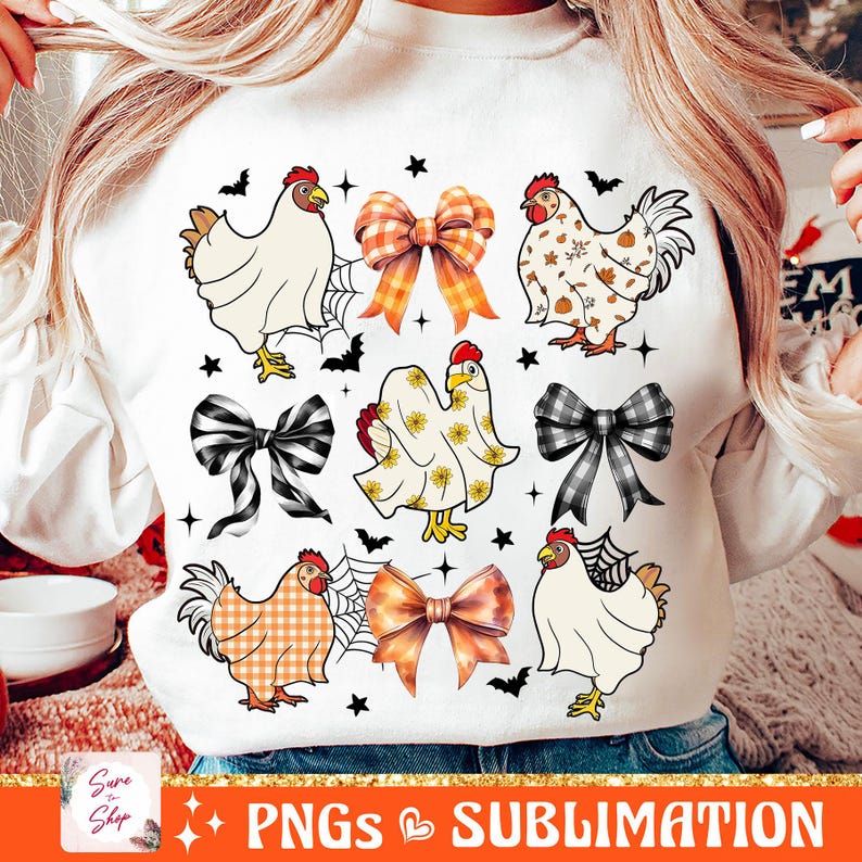 Op de afbeelding: Wit sweatshirt met een sublimatieontwerp met meerdere kippen, strikken en spinnenwebben. De kippen staan in verschillende poses, waaronder staand, zittend en vliegend. De strikken zijn in verschillende kleuren, waaronder rood, oranje, geel en groen. De spinnenwebben zijn zwart en wit.