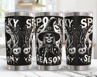 Op de afbeelding: Drie roestvrijstalen bekers met een zwart-wit ontwerp met een heks met een zwarte kat, pompoenen en de tekst "Spooky Season".
