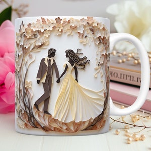 Pode incluir: Caneca de cer&acirc;mica branca com um design de papel cortado em marrom e creme de um casal em p&eacute; sob um arco floral. O casal est&aacute; em silhueta preta.
