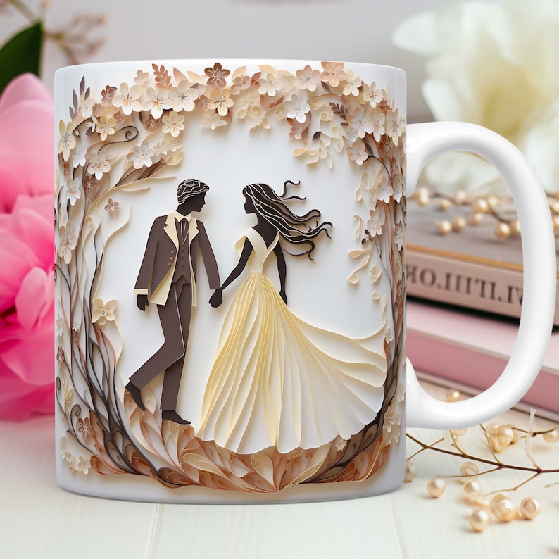 Pode incluir: Caneca de cer&acirc;mica branca com um design de papel cortado em marrom e creme de um casal em p&eacute; sob um arco floral. O casal est&aacute; em silhueta preta.