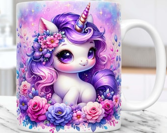 Puede incluir: Una taza de cerámica blanca con una ilustración colorida de un unicornio de dibujos animados con pelo morado y un cuerno arcoíris. El unicornio está rodeado de flores rosas, moradas y azules sobre un fondo rosa y morado.