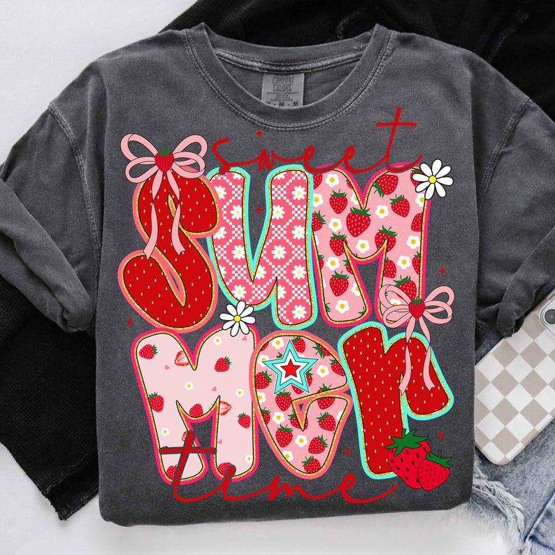 Pu&ograve; includere: Una maglietta grigia con un design a patchwork che dice "Sweet Summer Time" in rosso, rosa e bianco con accenti di fragole e fiori.